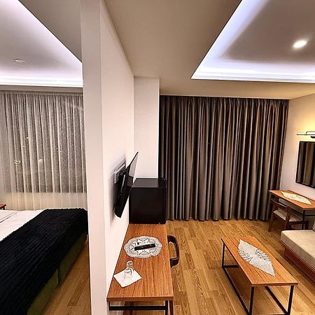 Hotel Republika เบราท ภายนอก รูปภาพ