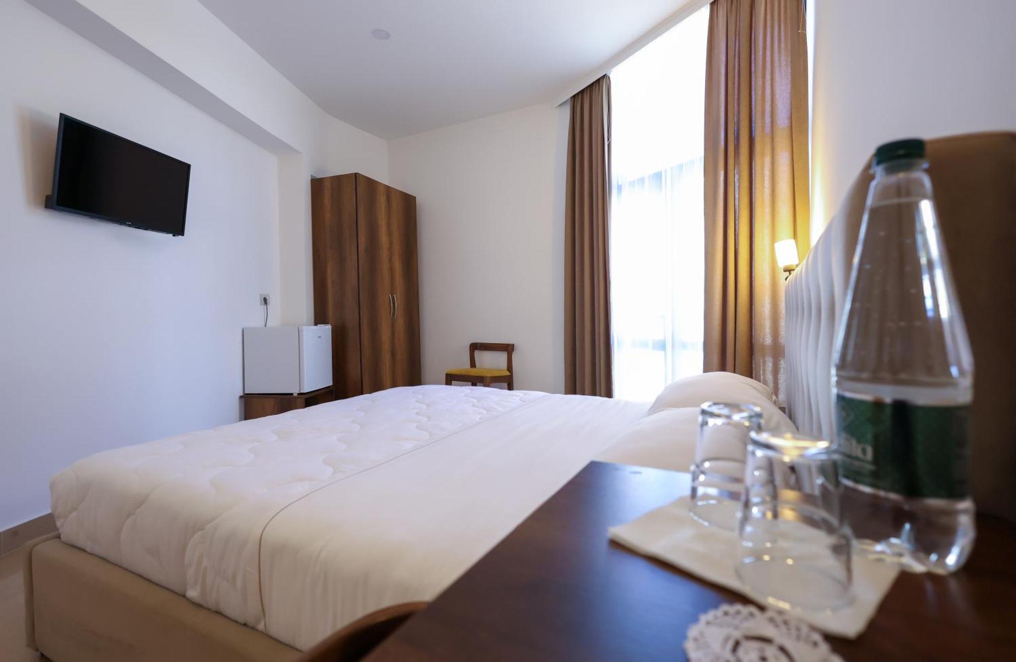 Hotel Republika เบราท ภายนอก รูปภาพ