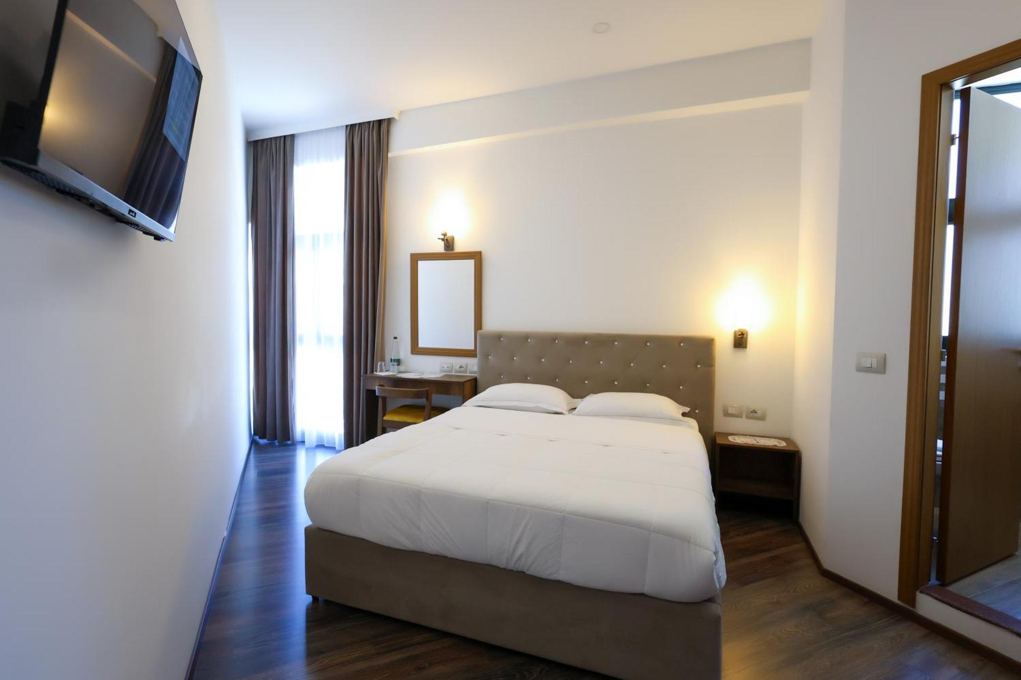 Hotel Republika เบราท ภายนอก รูปภาพ
