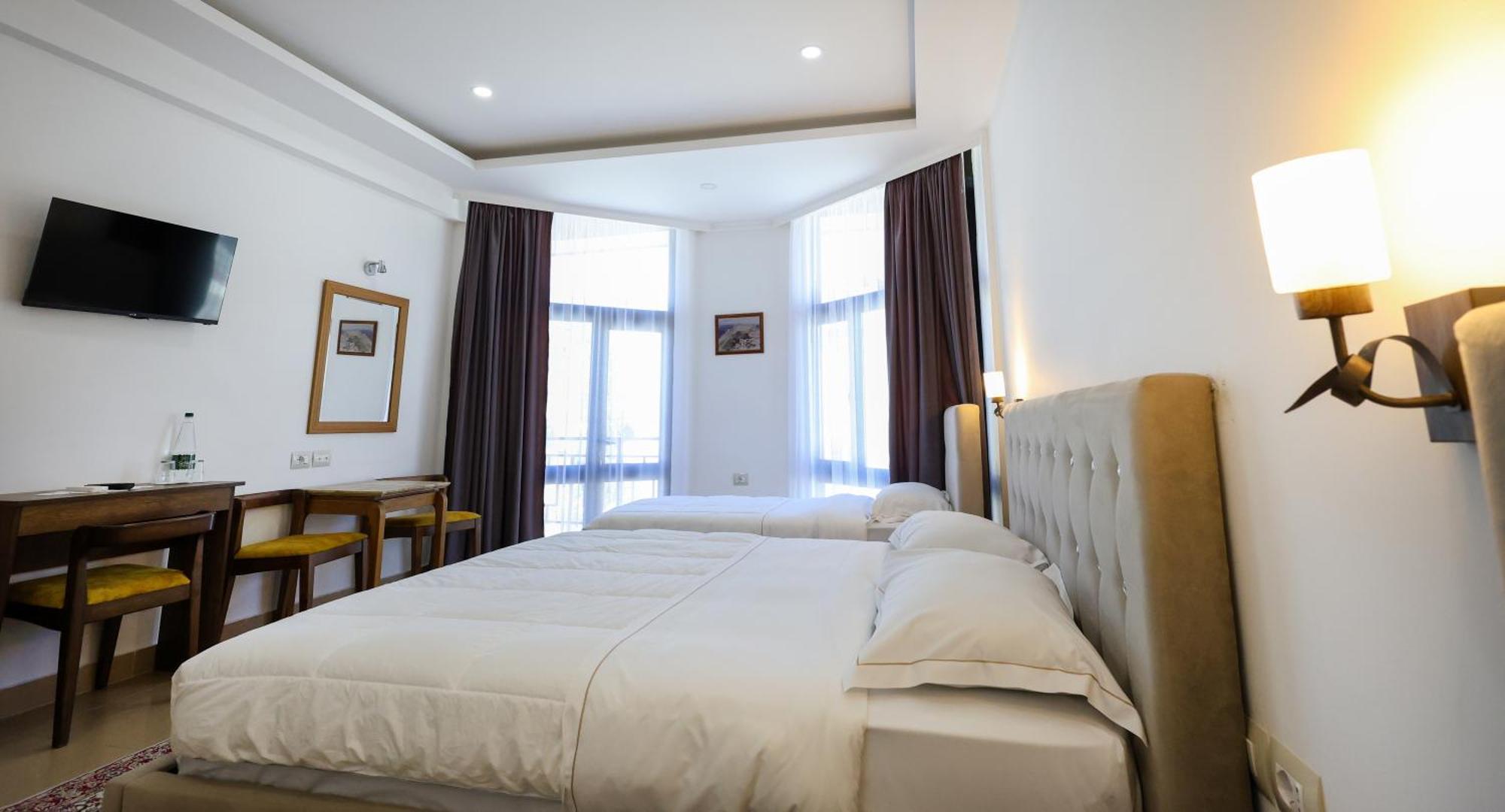 Hotel Republika เบราท ภายนอก รูปภาพ